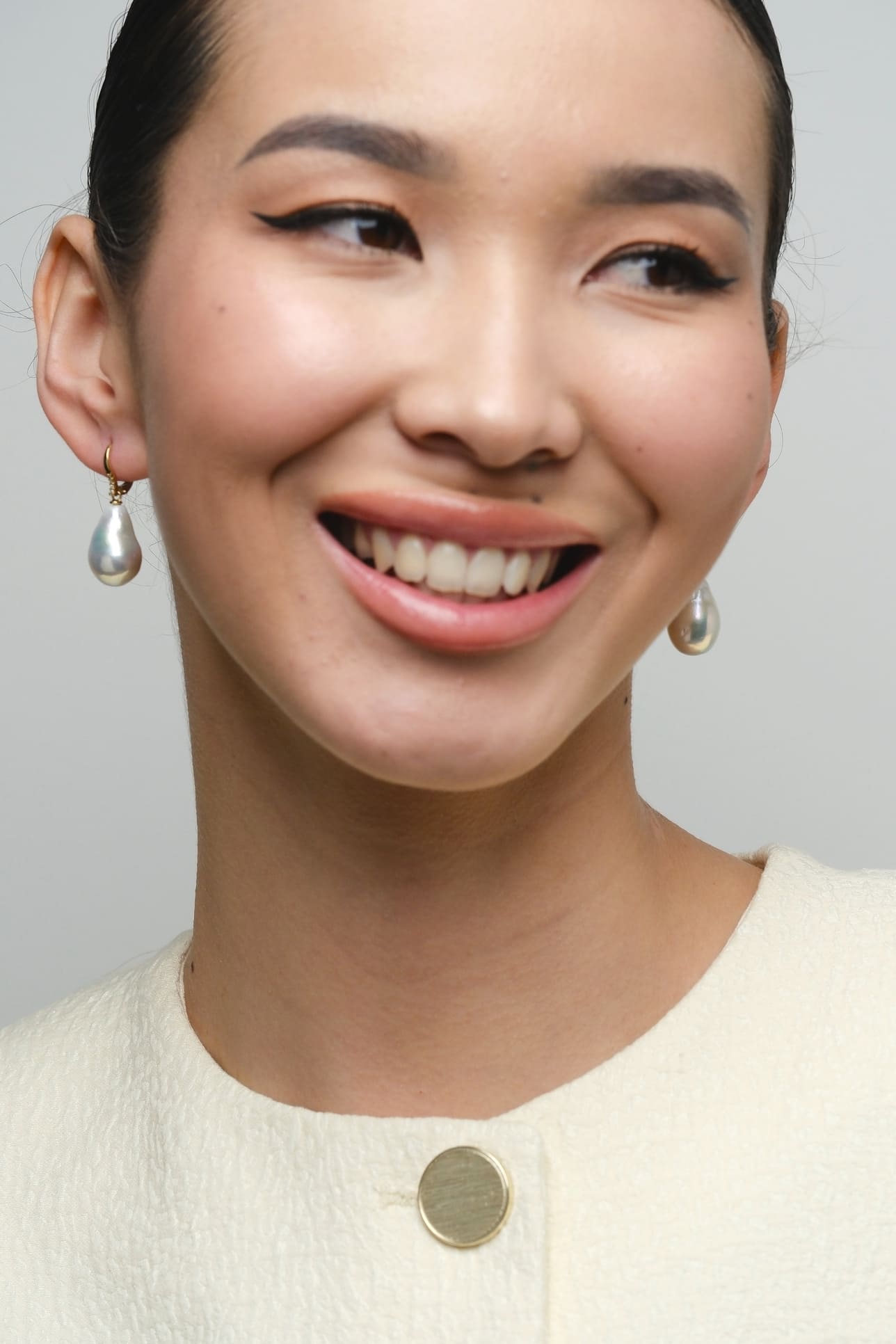 Pear Baroque Pearl Earrings - Image 2